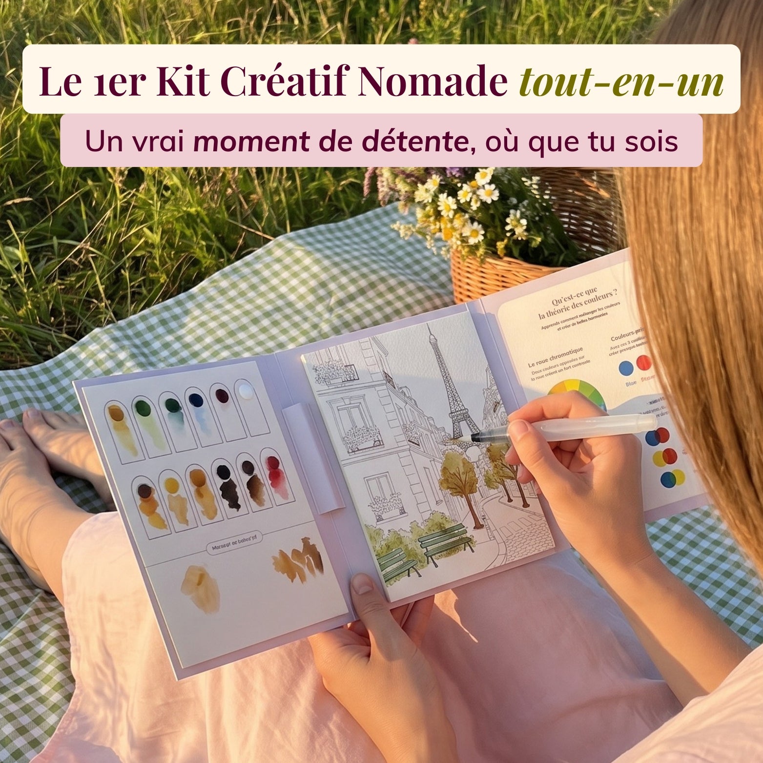 Kit créatif aquarelle nomade Clarodery ouvert sur un dessin de Paris, palette de pigments et pinceau réservoir d'eau.