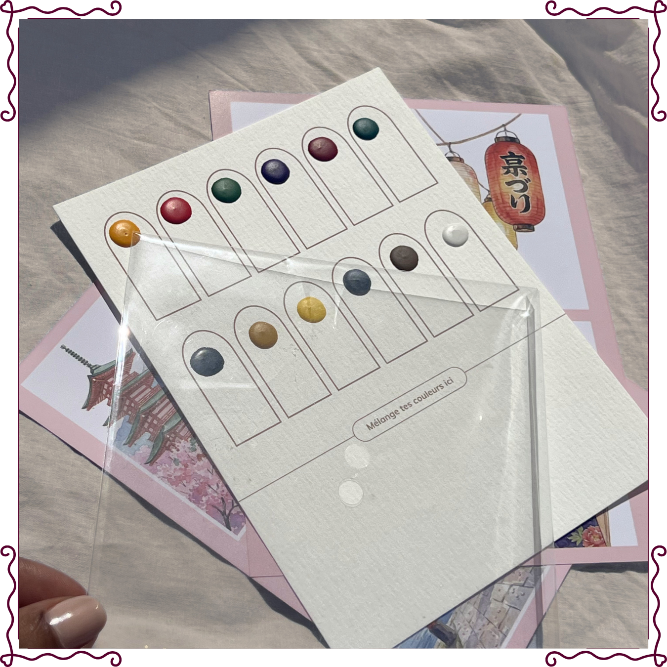 Palette de 12 pigments aquarelle et 16 modèles couleur sur 2 feuilles recto-verso, protégés par une pochette transparente.