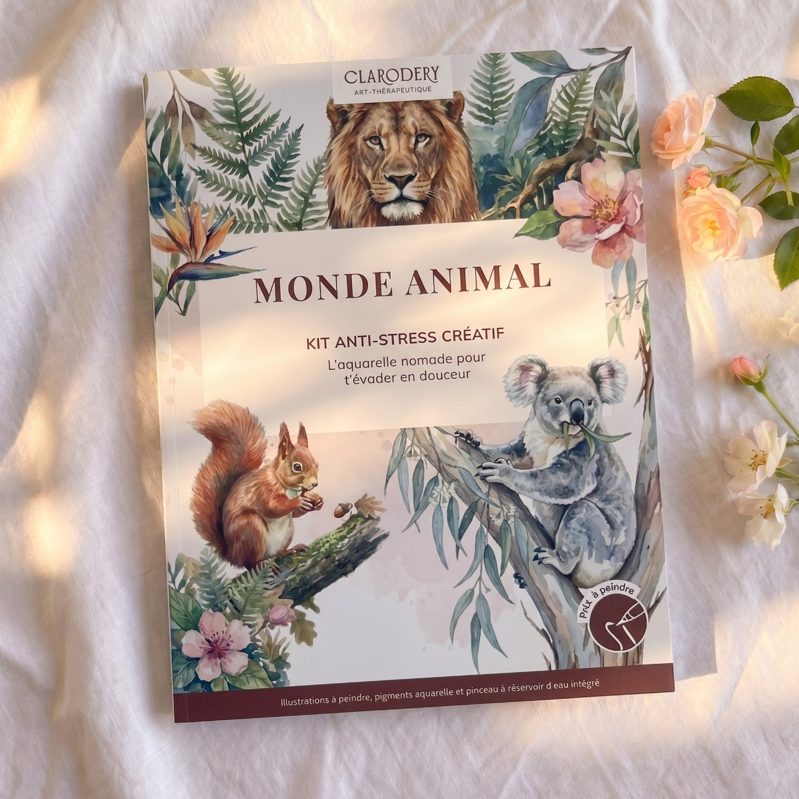 Kit anti-stress créatif Monde Animal de Clarodery, illustré de lion, écureuil et koala, sur tissu avec fleurs et fougères.
