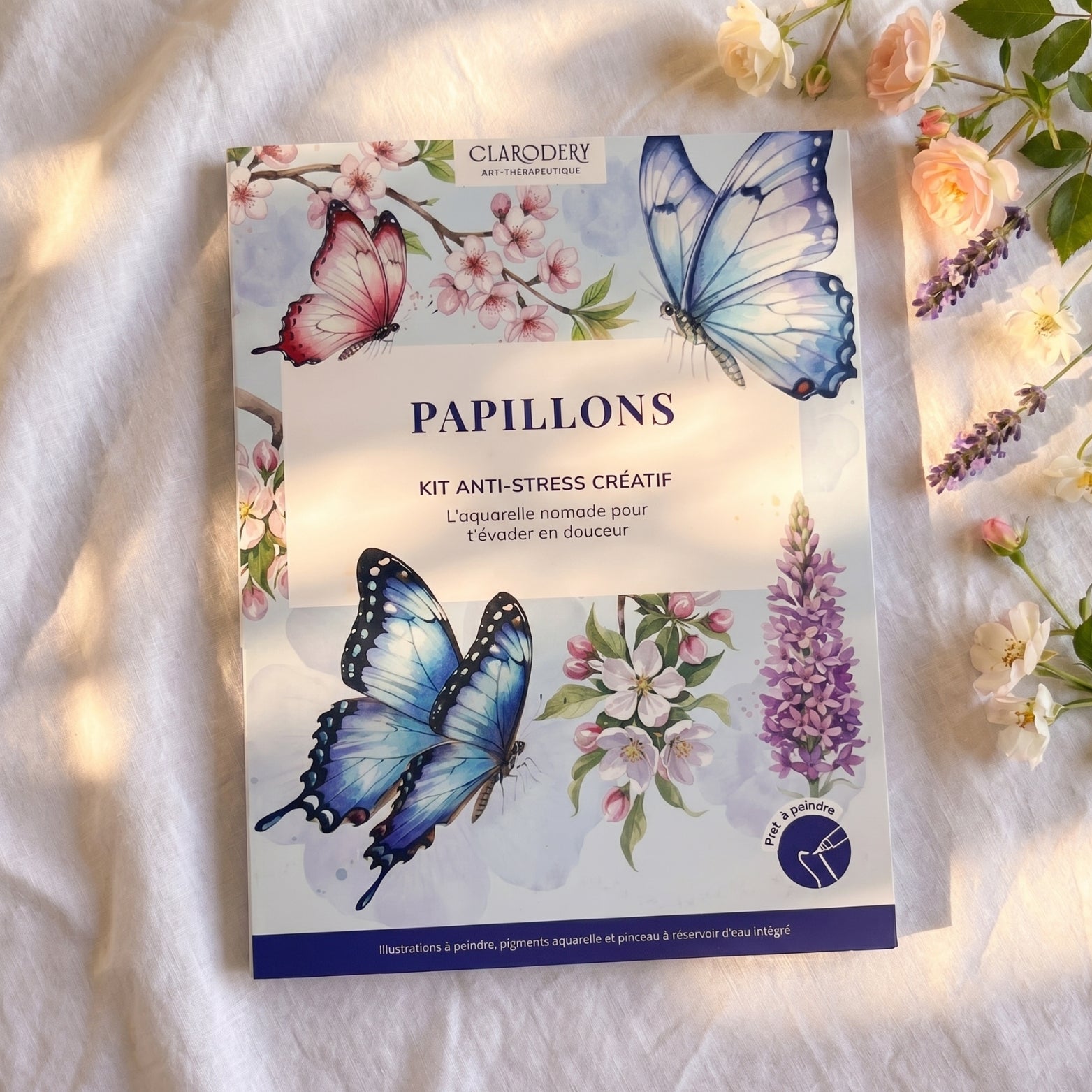 Kit anti-stress créatif Papillons de Clarodery, illustré de papillons bleus et roses sur fleurs de cerisier et lavande.