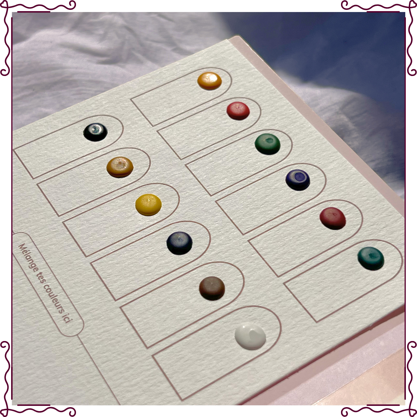 Palette de 12 pigments aquarelle intégrée directement dans le kit Clarodery, avec zone:" Mélange tes couleurs".